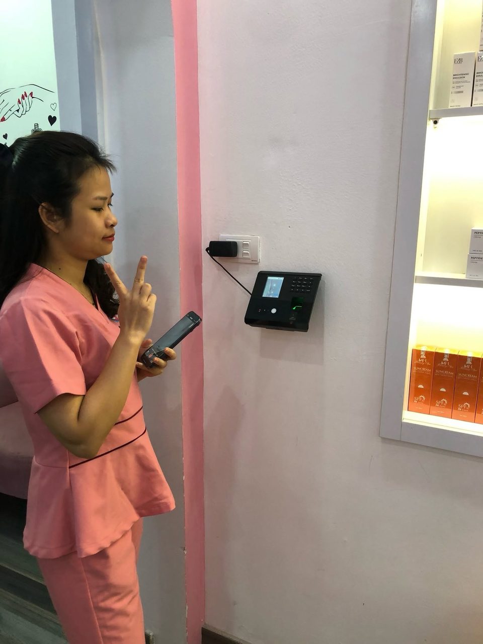 Nh&acirc;n vi&ecirc;n chấm c&ocirc;ng bằng khu&ocirc;n mặt, kh&ocirc;ng cần chạm tay v&agrave;o m&aacute;y