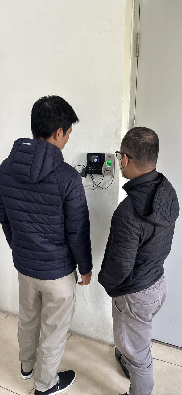 Kỹ thuật DigiPlus thao t&aacute;c tr&ecirc;n m&aacute;y chấm c&ocirc;ng gắn tường
