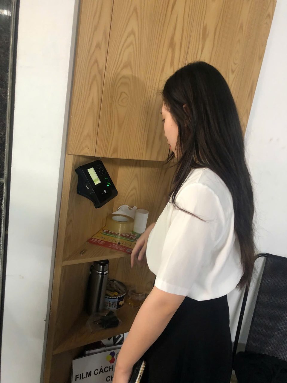 Nh&acirc;n vi&ecirc;n chấm c&ocirc;ng v&acirc;n tay, dữ liệu d&ugrave;ng để t&iacute;nh ng&agrave;y ph&eacute;p năm