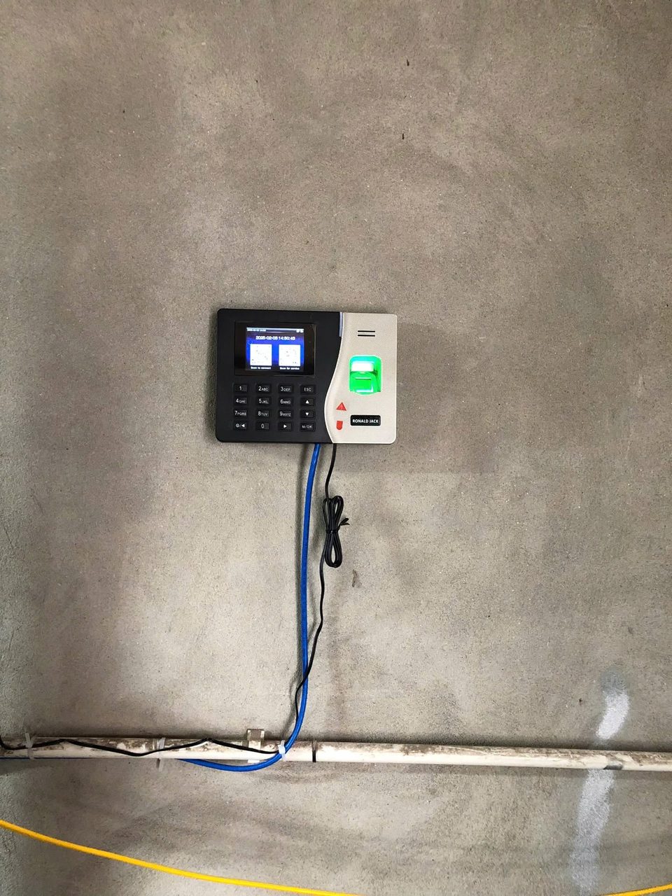 M&aacute;y chấm c&ocirc;ng v&acirc;n tay được đi d&acirc;y mạng LAN để kết nối m&aacute;y t&iacute;nh