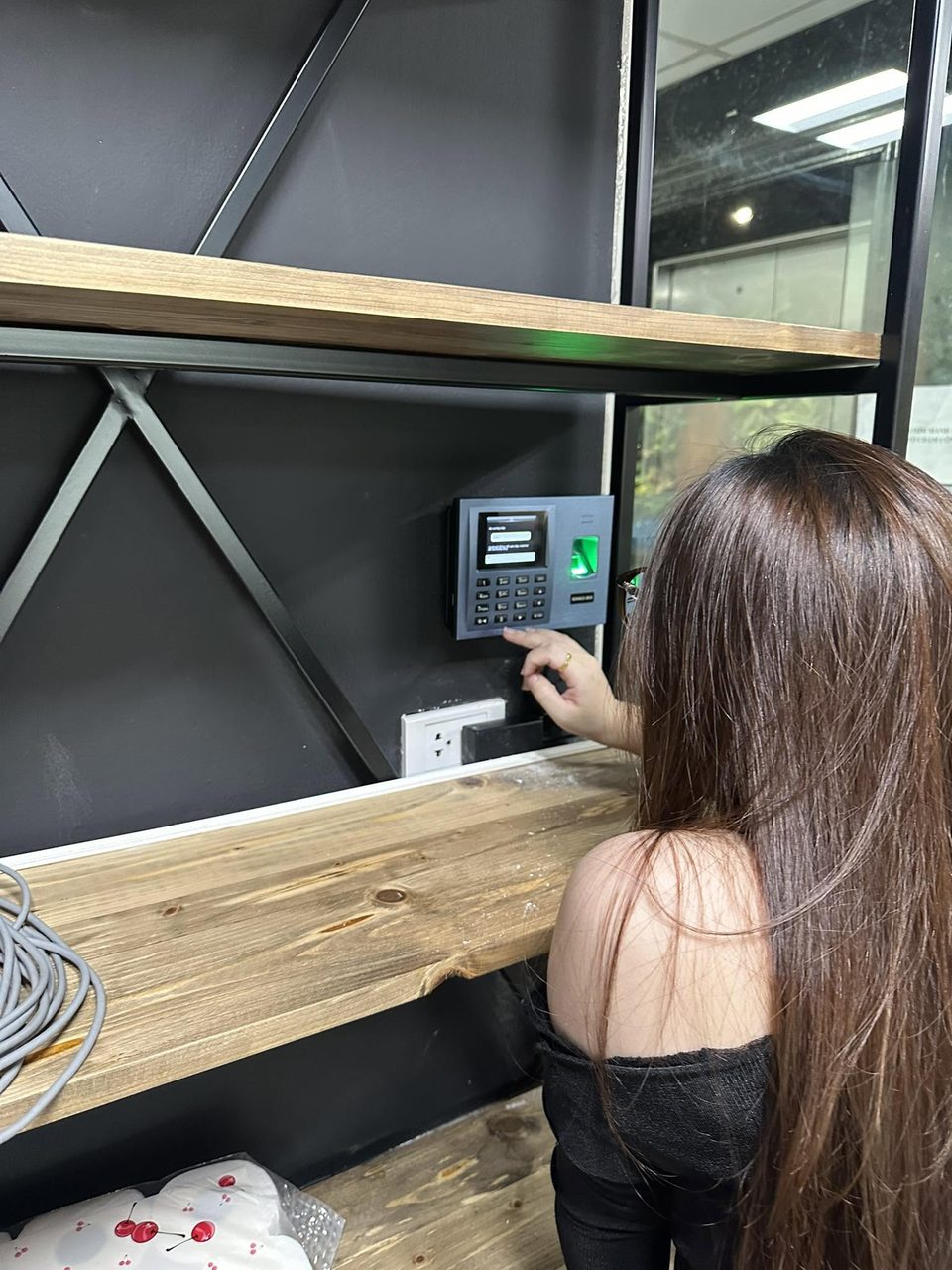 Nh&acirc;n vi&ecirc;n chấm c&ocirc;ng v&acirc;n tay tại văn ph&ograve;ng tr&ecirc;n m&aacute;y DigiPlus lắp đặt