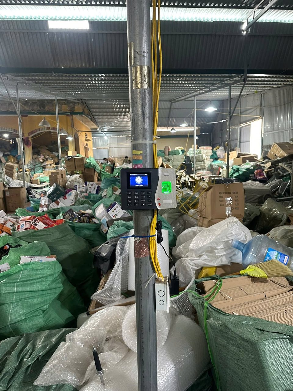 M&aacute;y chấm c&ocirc;ng lắp trong kho xưởng sản xuất do DigiPlus thi c&ocirc;ng