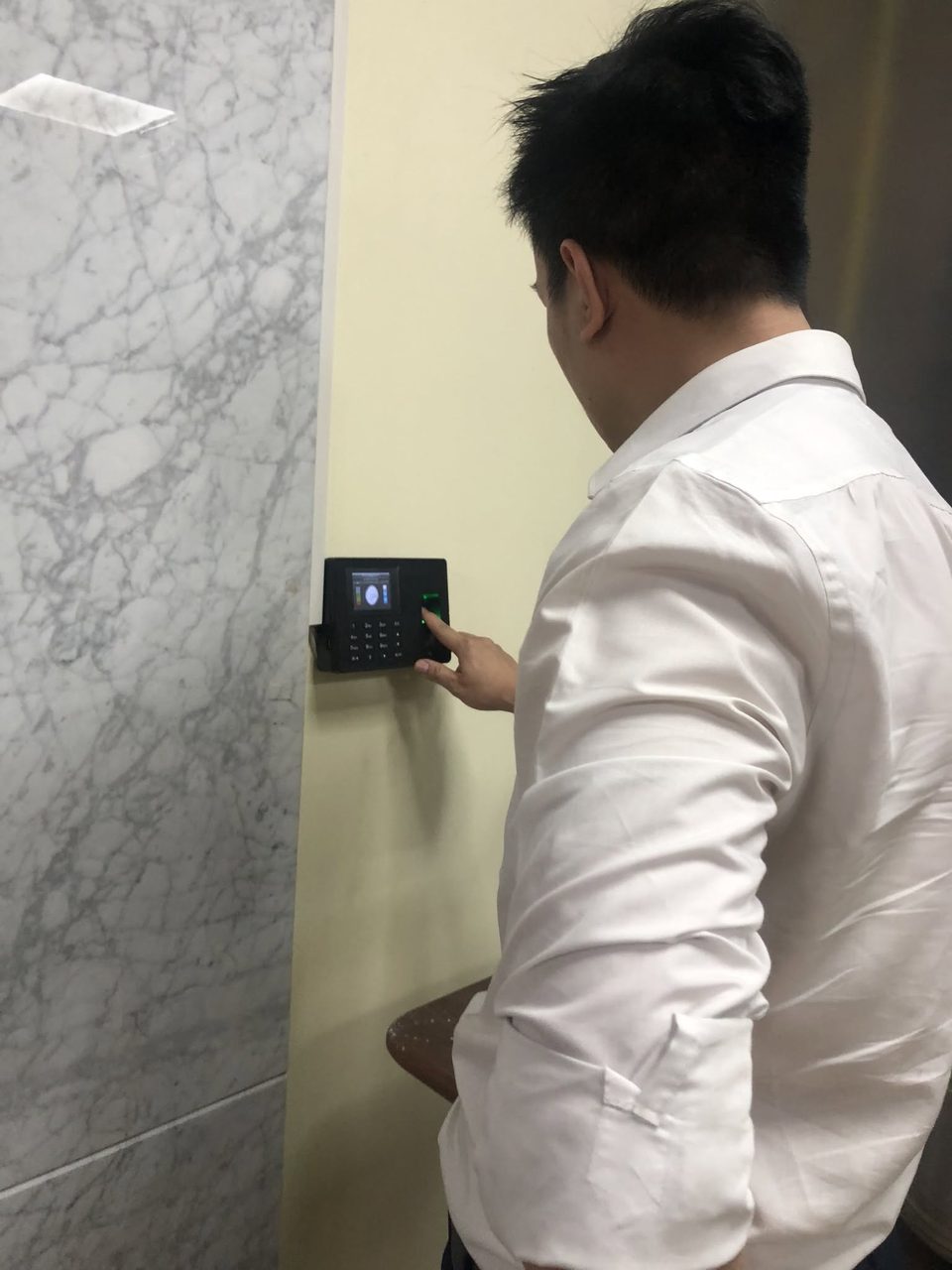 Nh&acirc;n vi&ecirc;n văn ph&ograve;ng chấm c&ocirc;ng v&acirc;n tay khi tan ca