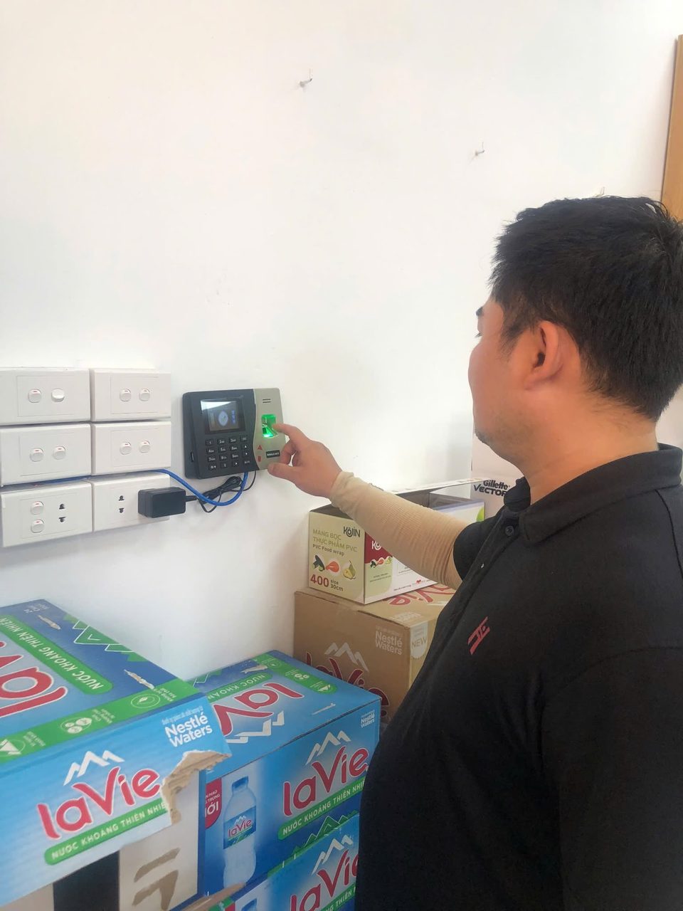 Nh&acirc;n vi&ecirc;n chấm c&ocirc;ng v&acirc;n tay ở khu kho h&agrave;ng của cửa h&agrave;ng